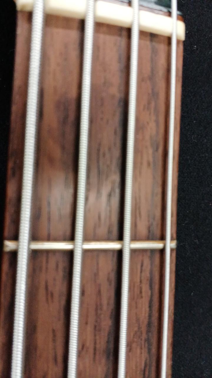 シールの跡あり