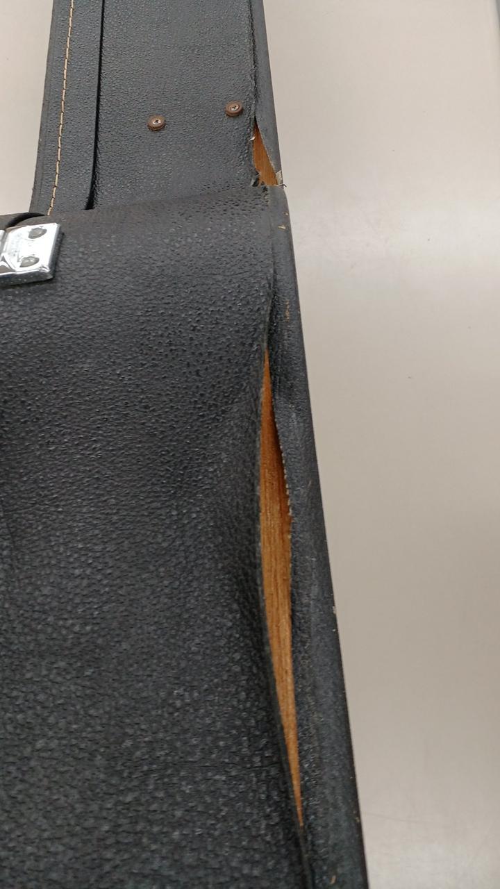 ケース状態悪いです。