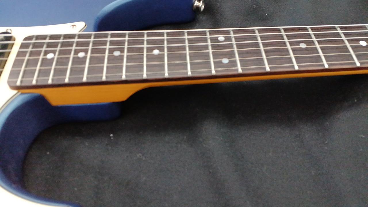 ネックはほぼストレートです。