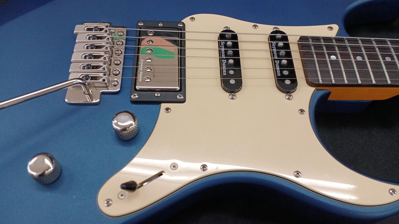 ピックガード、ハードウェア細かいキズあり