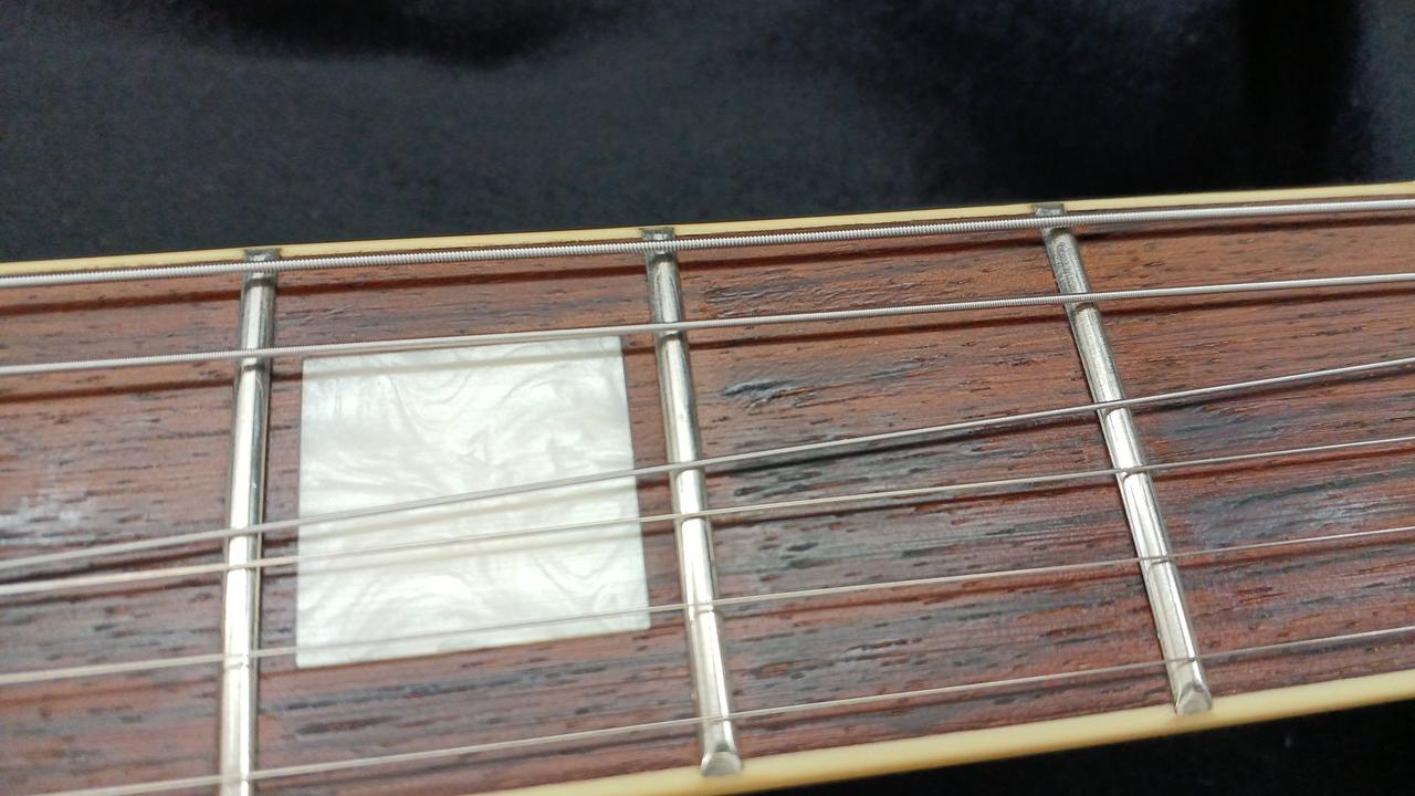 フレット僅かに溝状に減り始めています