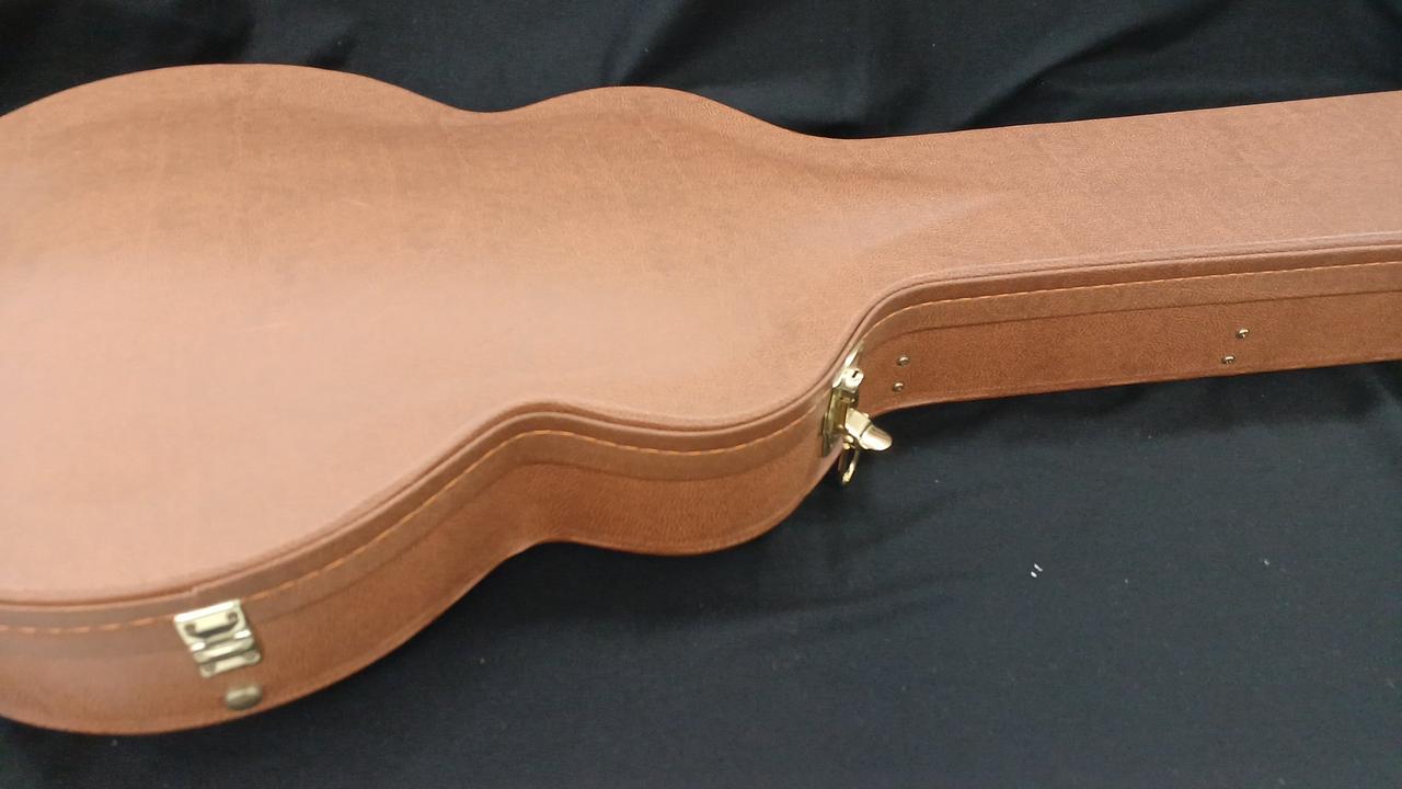 ハードケースが付属します