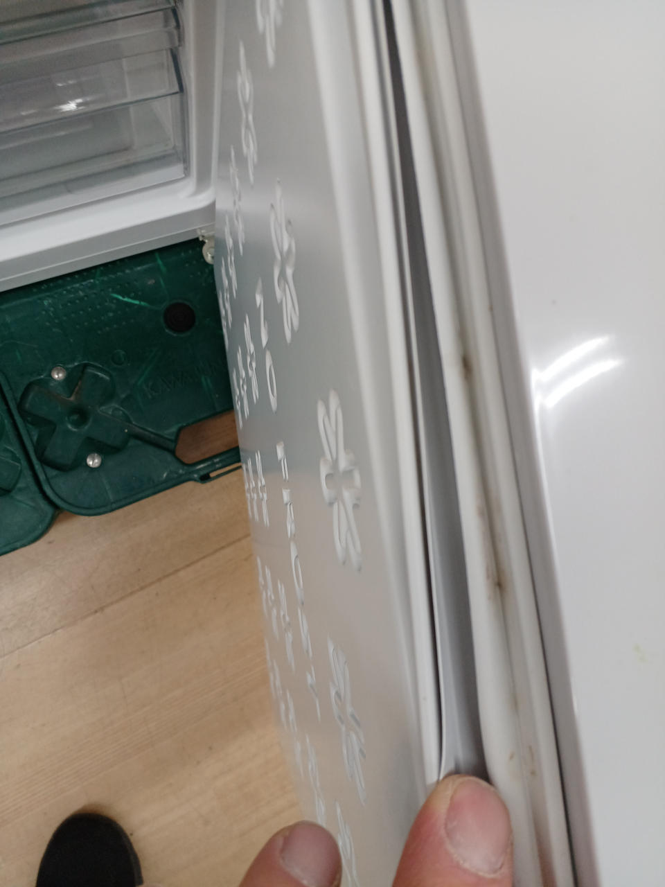 パッキンに痛み変色あり