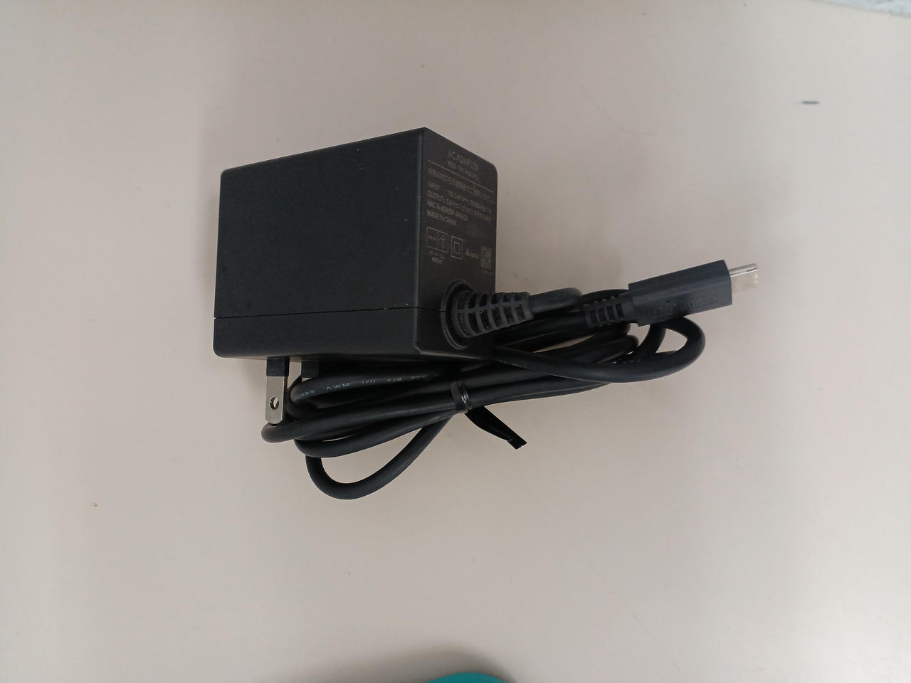 付属は充電器のみとなります