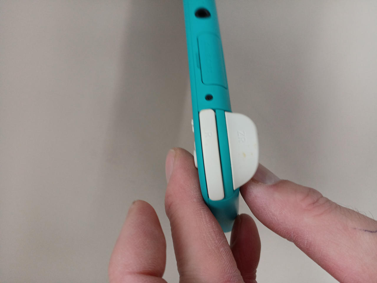 ボタン 黄色くなっています