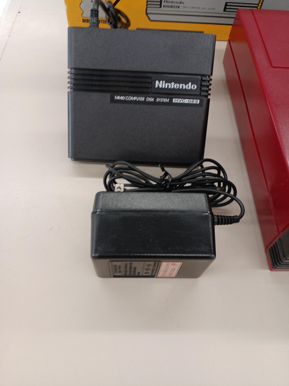 アダプタが通常のファミコン用です
