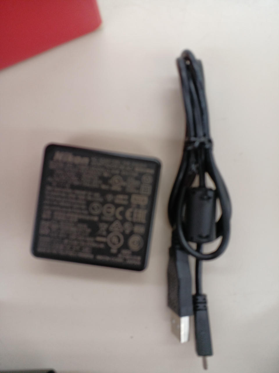 付属は 箱 と USB 充電器のみです