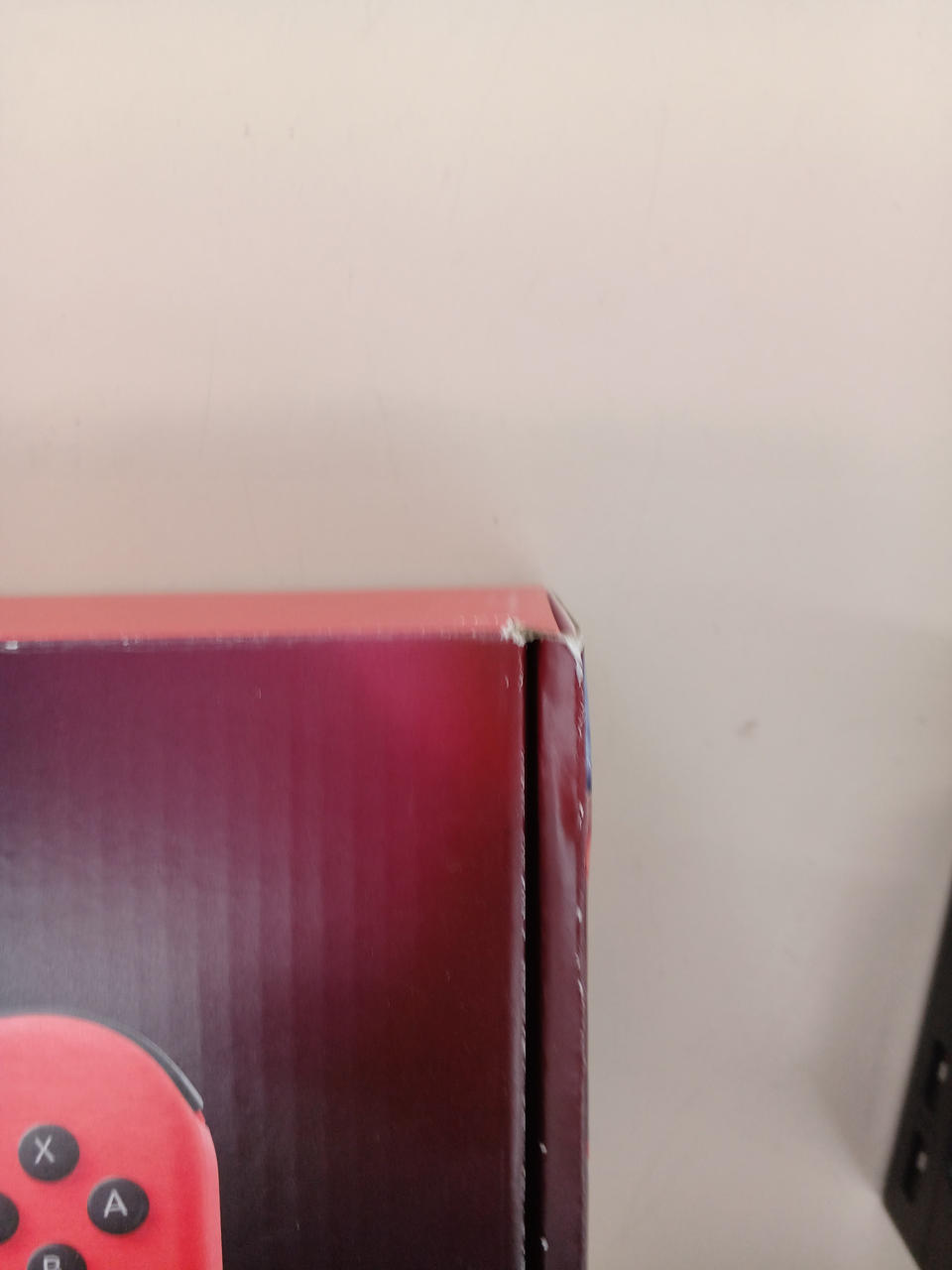 箱に角 痛みあり