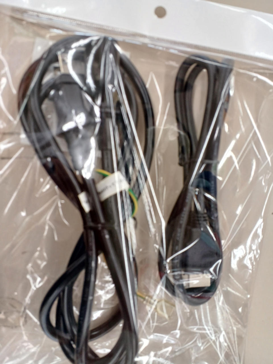 付属 電源 と HDMI ケーブル