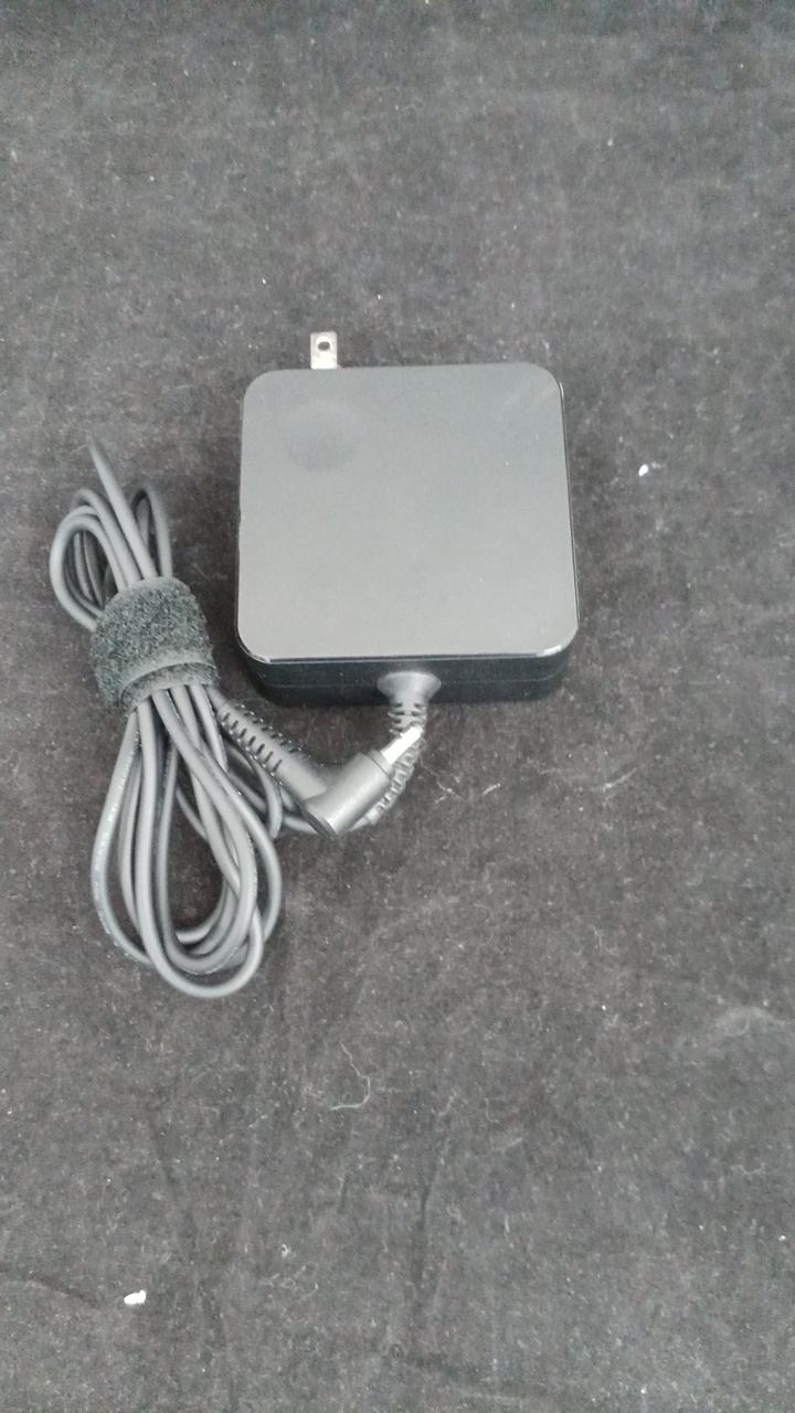 付属品はアダプタのみです