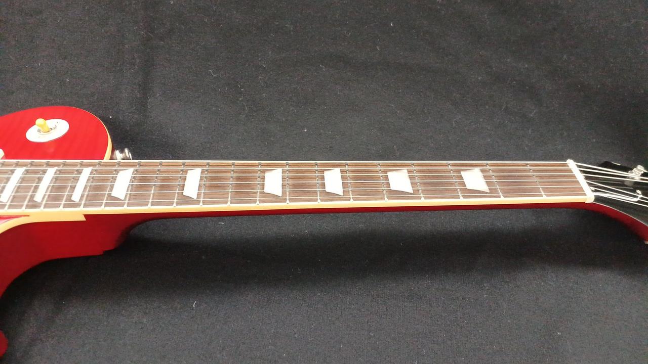 ネックはほぼストレートです