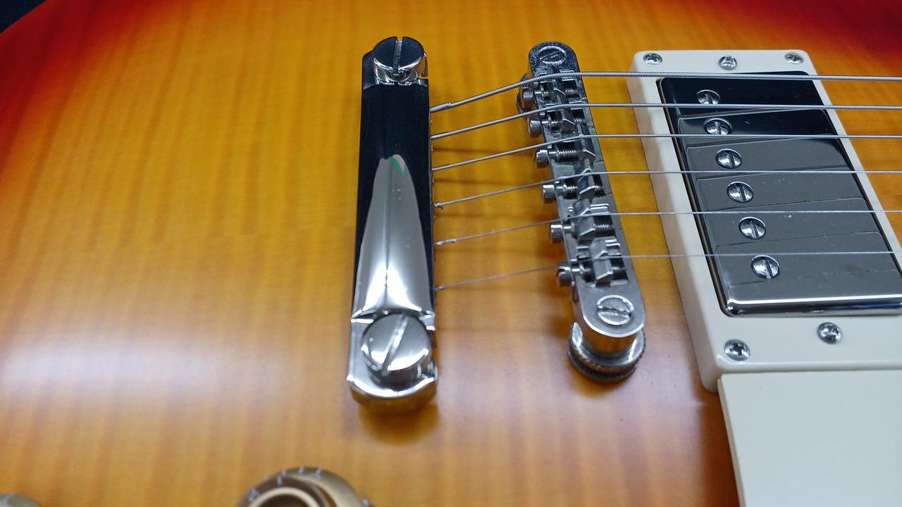 ブリッジ、テールピースに細かいキズあり