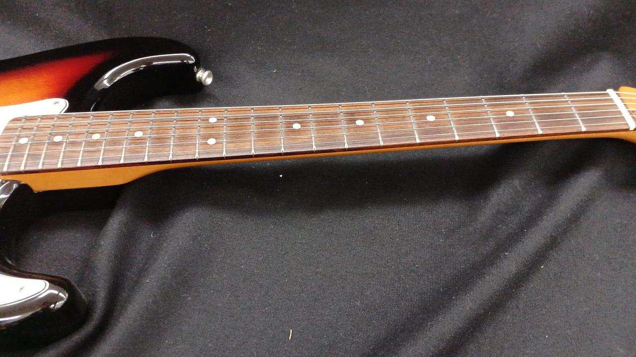 ネックはほぼストレートです