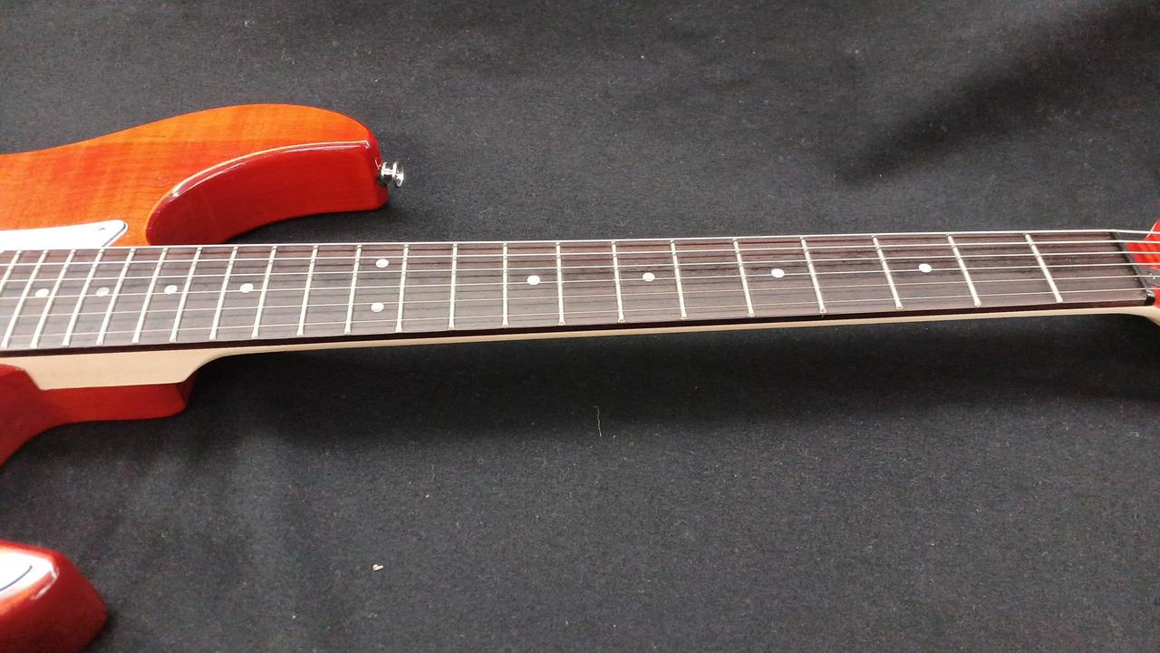 ネックはほぼストレートです