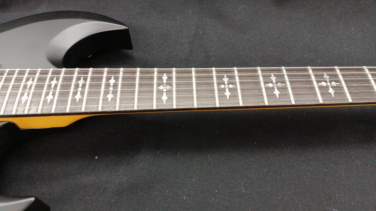 ネックはほぼストレートです