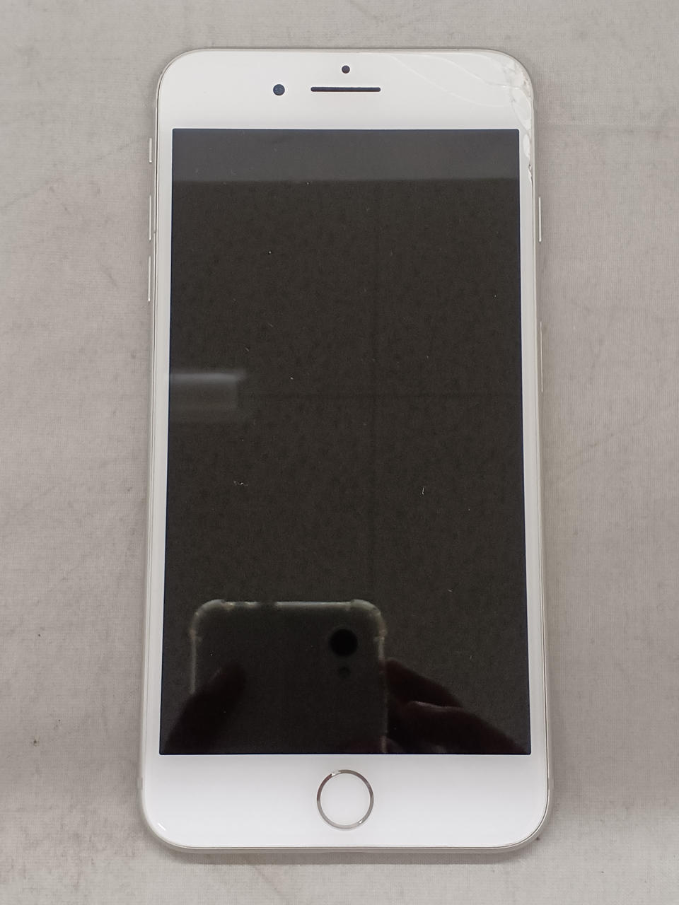 (値下げ交渉可能)iPhone8ホワイト 64G 画面ひび割れあり 美品】iPhone8 64GB 白 ドコモ バッテリー100%