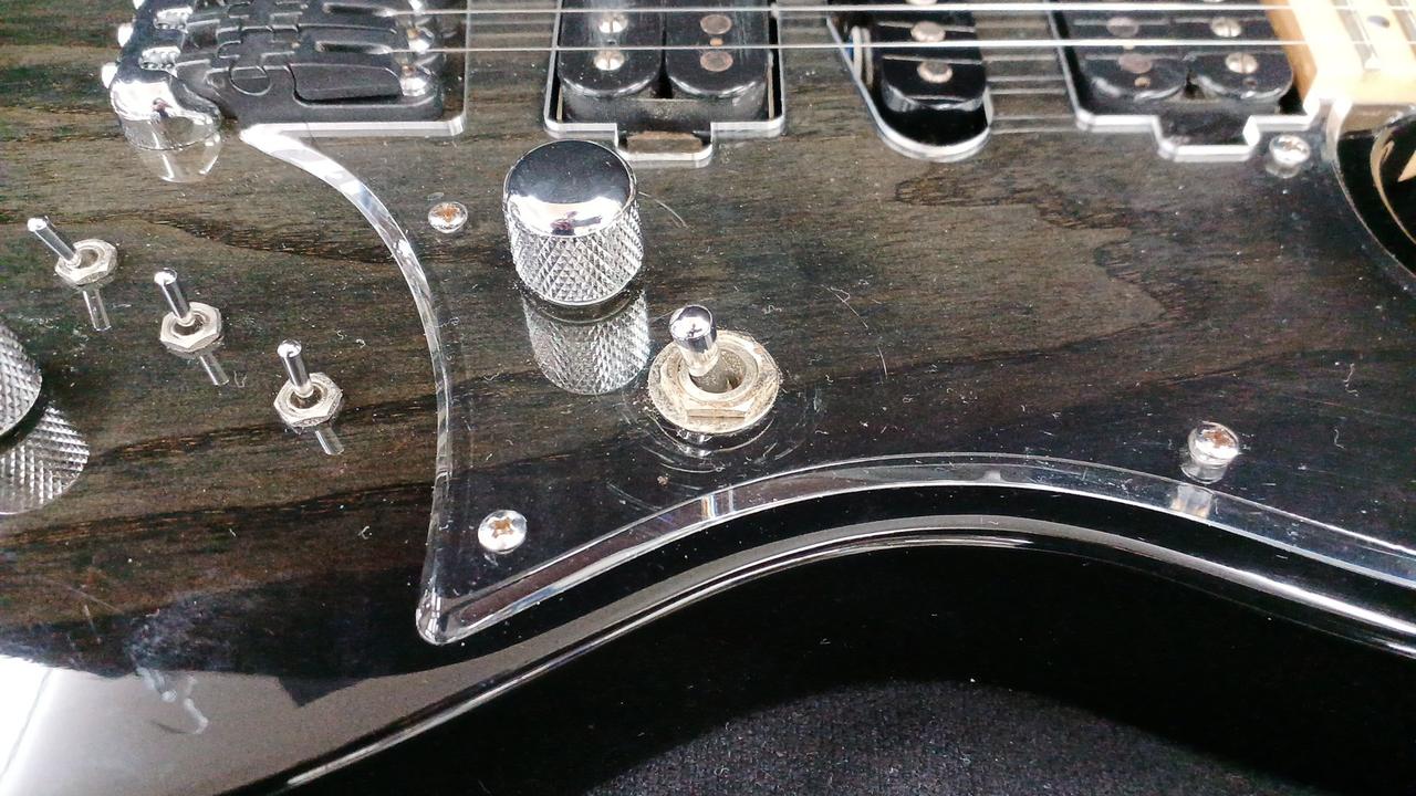 ピックガードキズ目立ちます