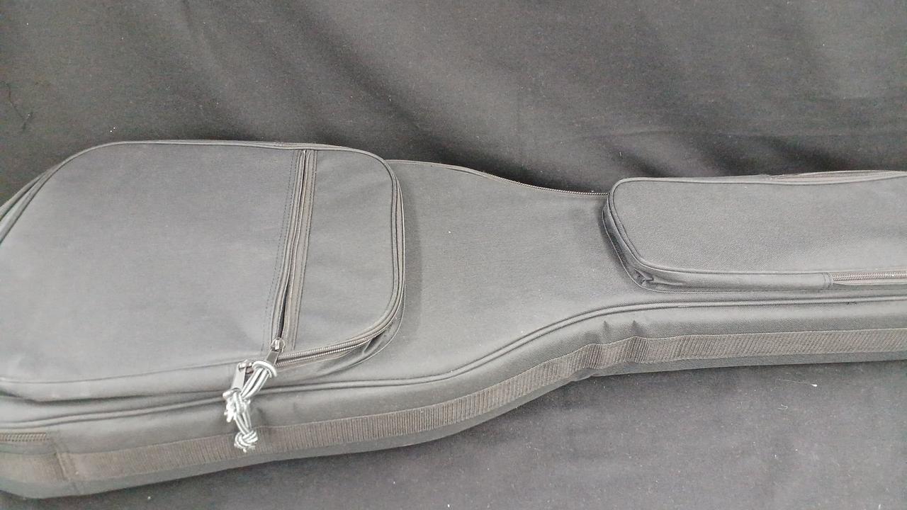 社外品のケースが付属します