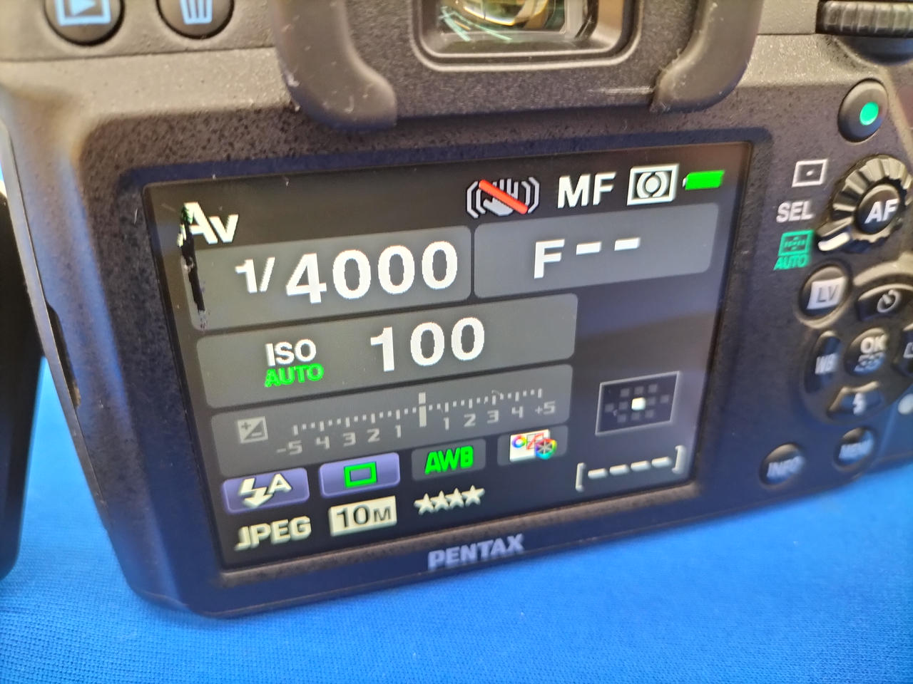 画面左上側に帯状の黒い箇所あり