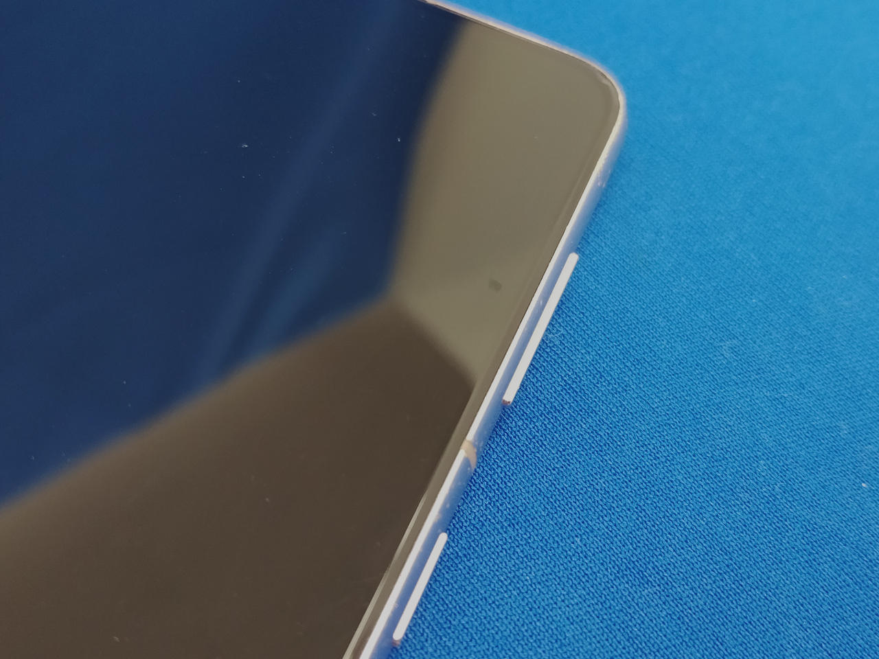 ボリュームボタン左液晶に汚れあり