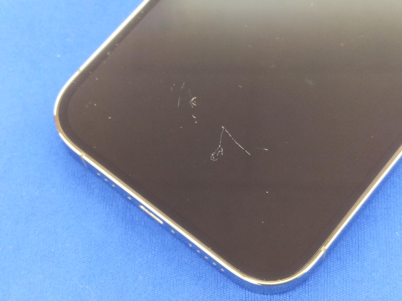 下部に目立つキズあり