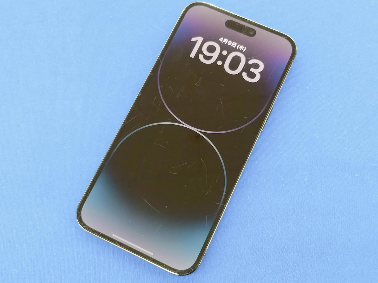 画面にキズがそこそこございます