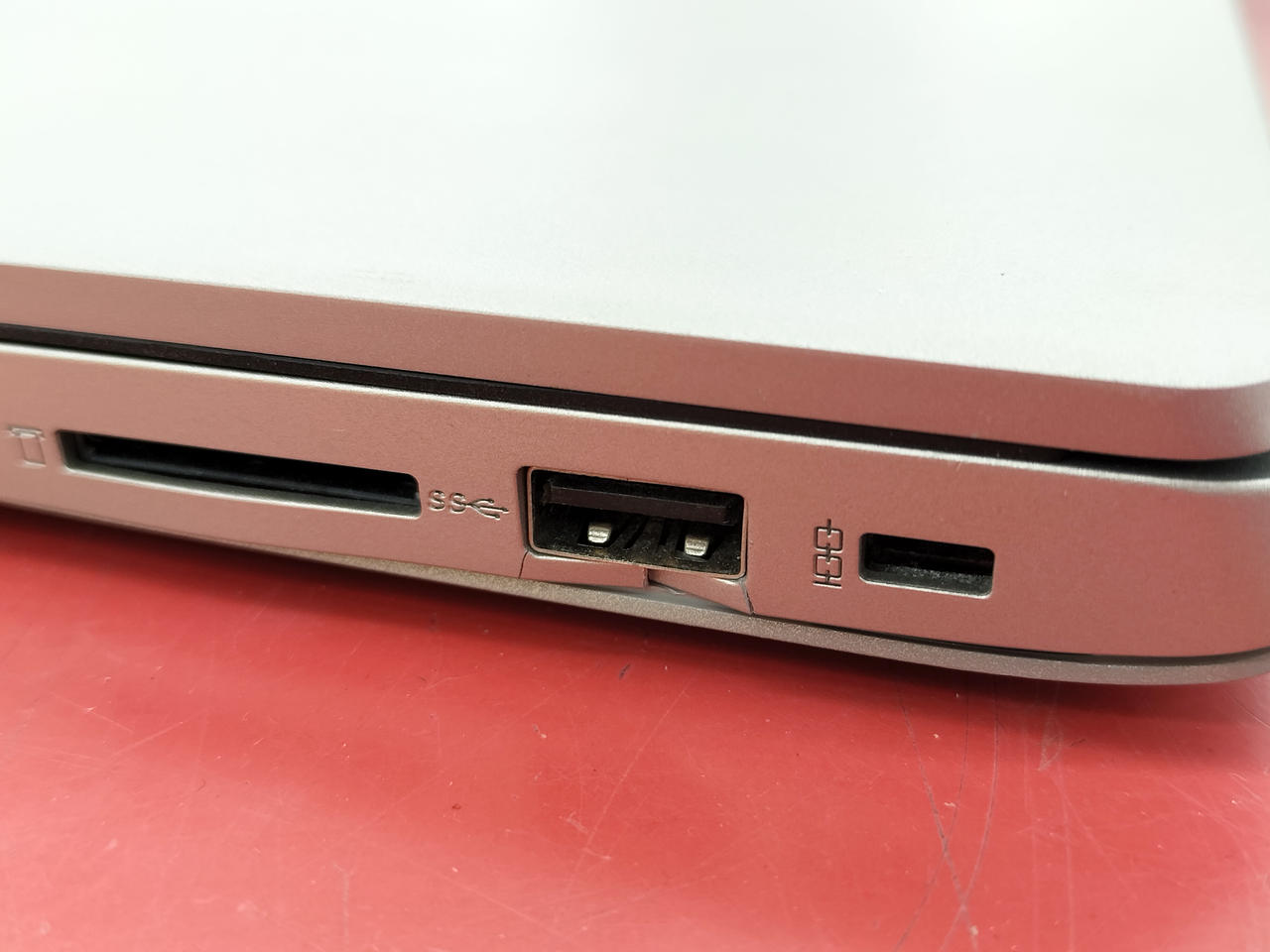 USB端子部分破損あり