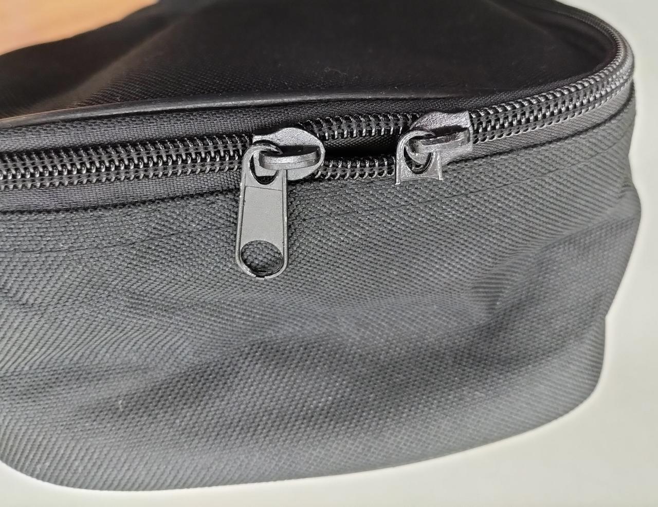 ファスナーのツマミが欠損しています。