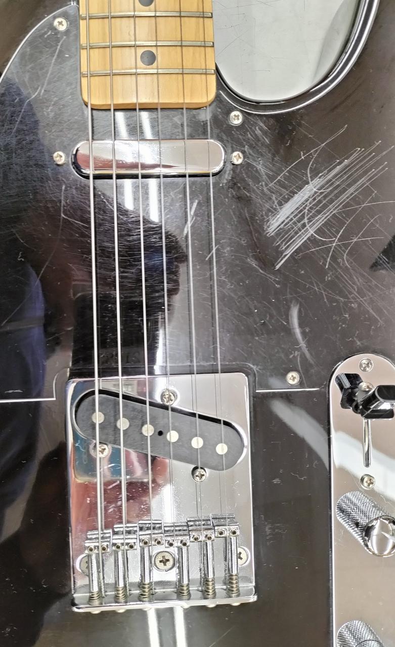 ピックガードに擦り傷が多数あります。