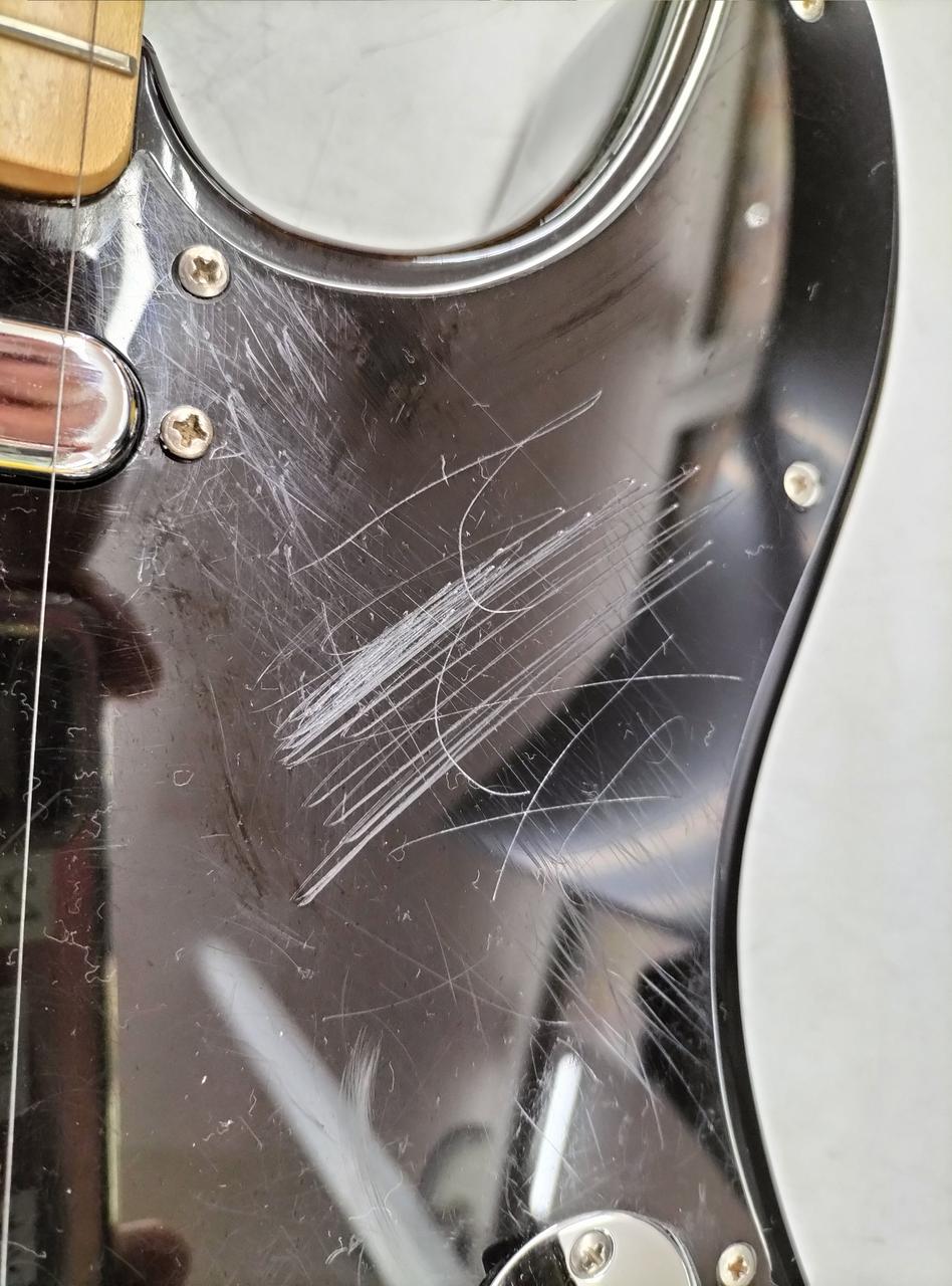 ピックガードに擦り傷が多数あります。
