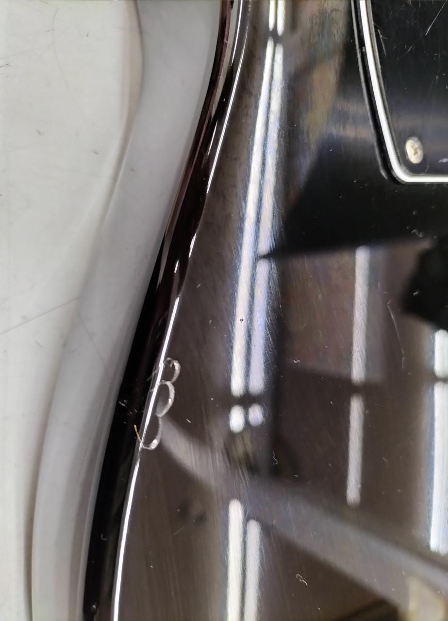 ボディ上部に1.5cmぐらいの打痕です。