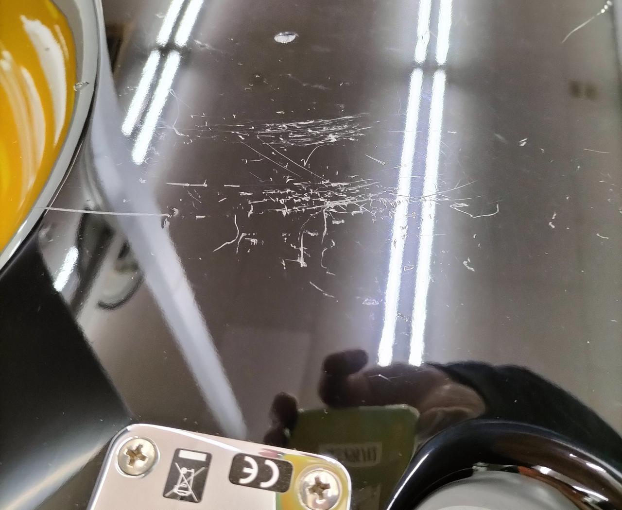 裏面に擦り傷、多数あります。