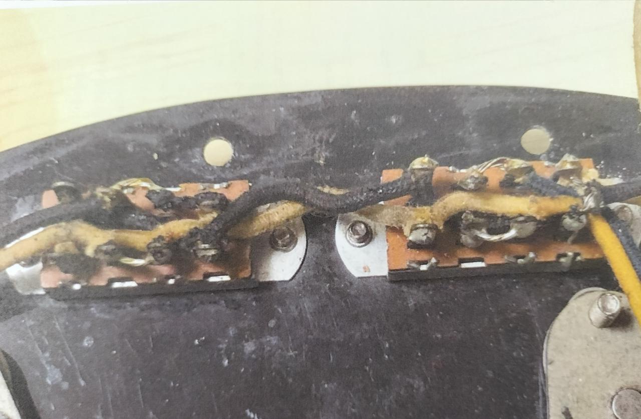 スライドスイッチの裏、接触が良くないです