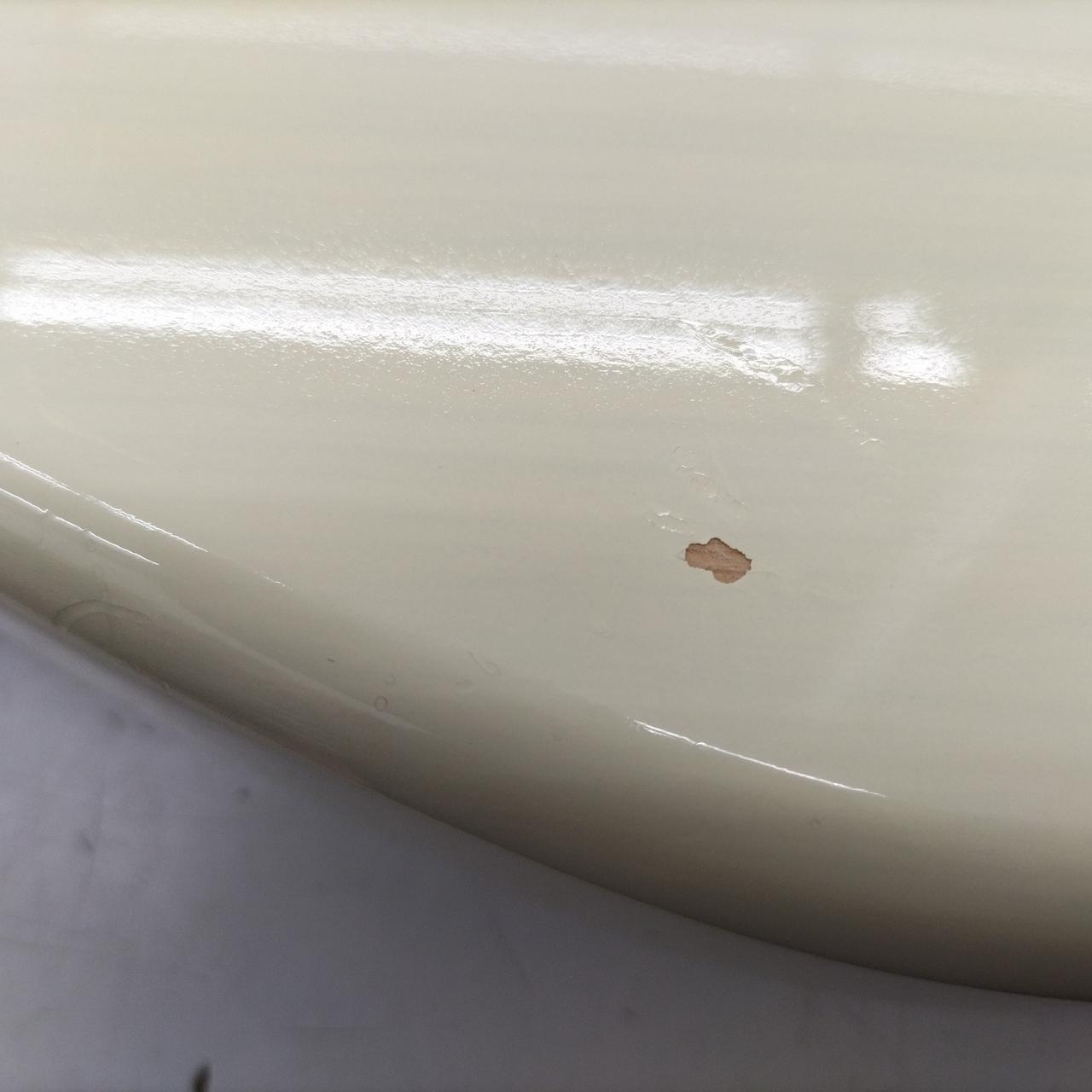 ボディ裏上部に5mmほどの打痕あります.