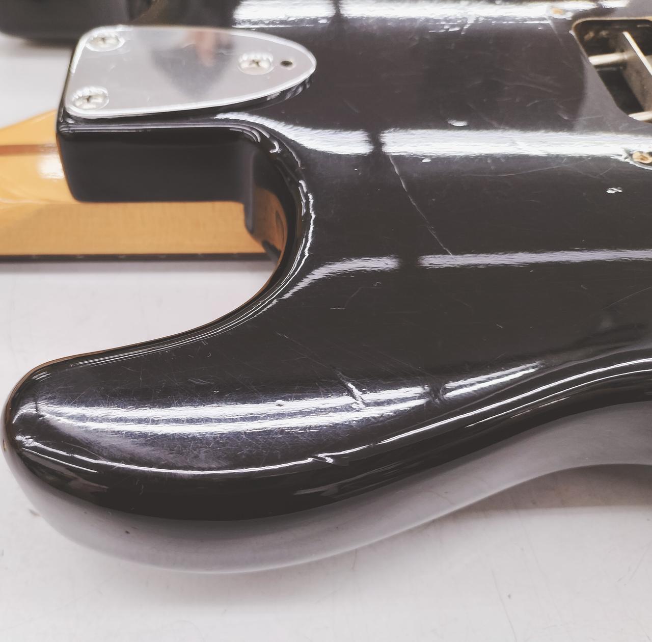 細かいキズ、打痕が多数あります。