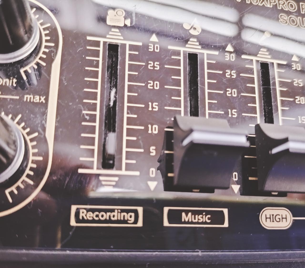 ツマミが1個、欠品しています。