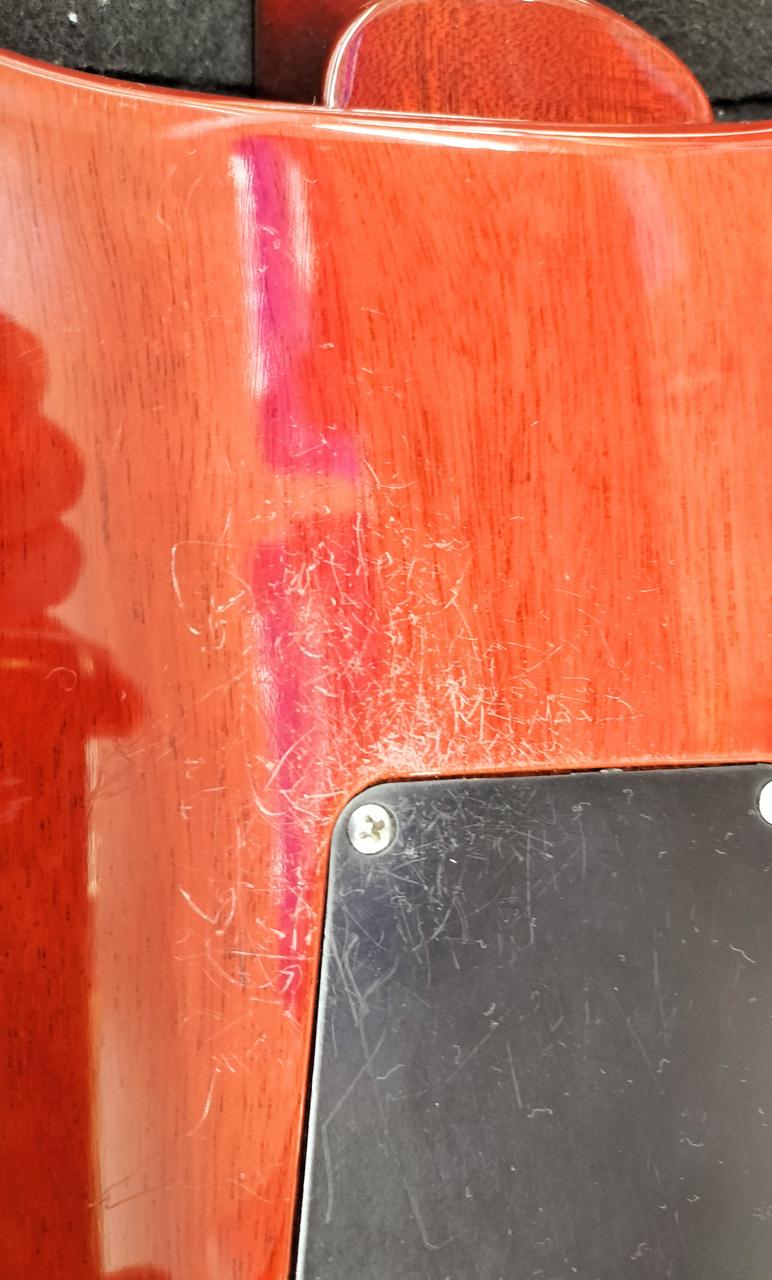 ボディ裏面、細かいすり傷が、あります。