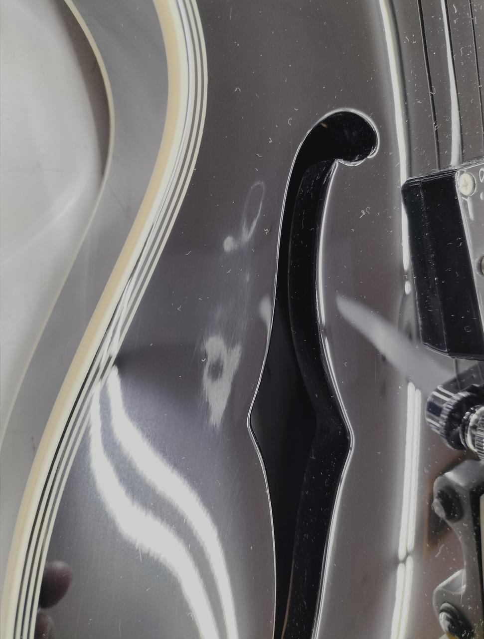 Fホール横に擦れあります。