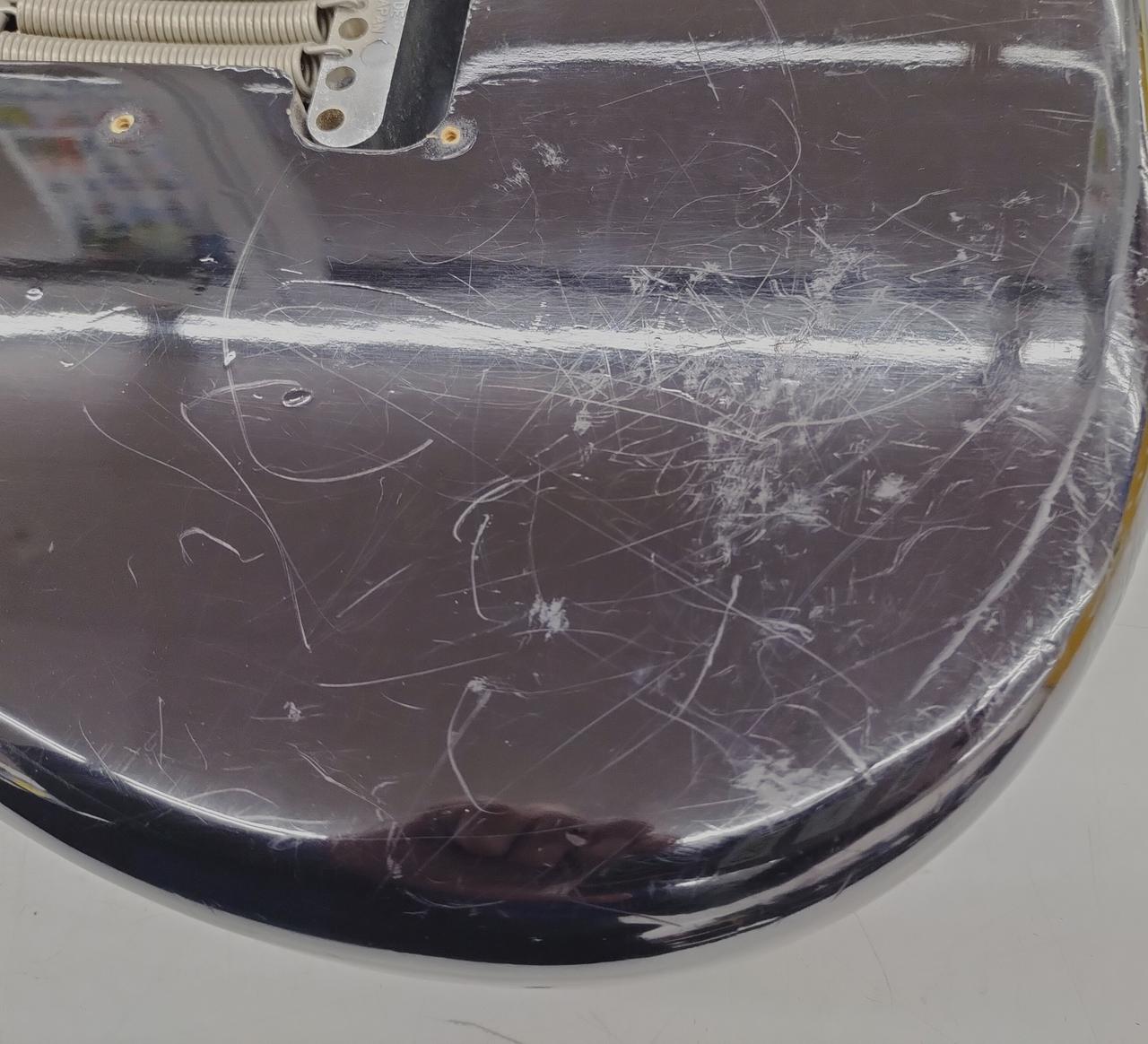 細かいキズ、打痕、有ります。