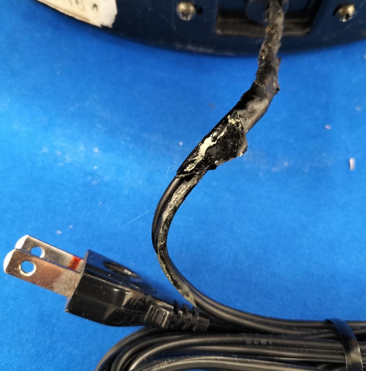 電源コードの根元に補修テープ巻いてます。