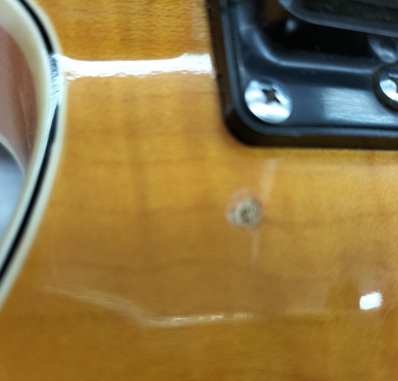 ネジ跡がございます。