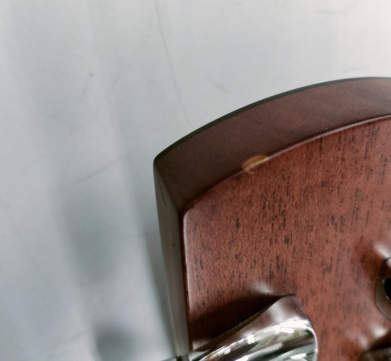 ヘッド裏面上部に5nm程の浅い打痕有り。