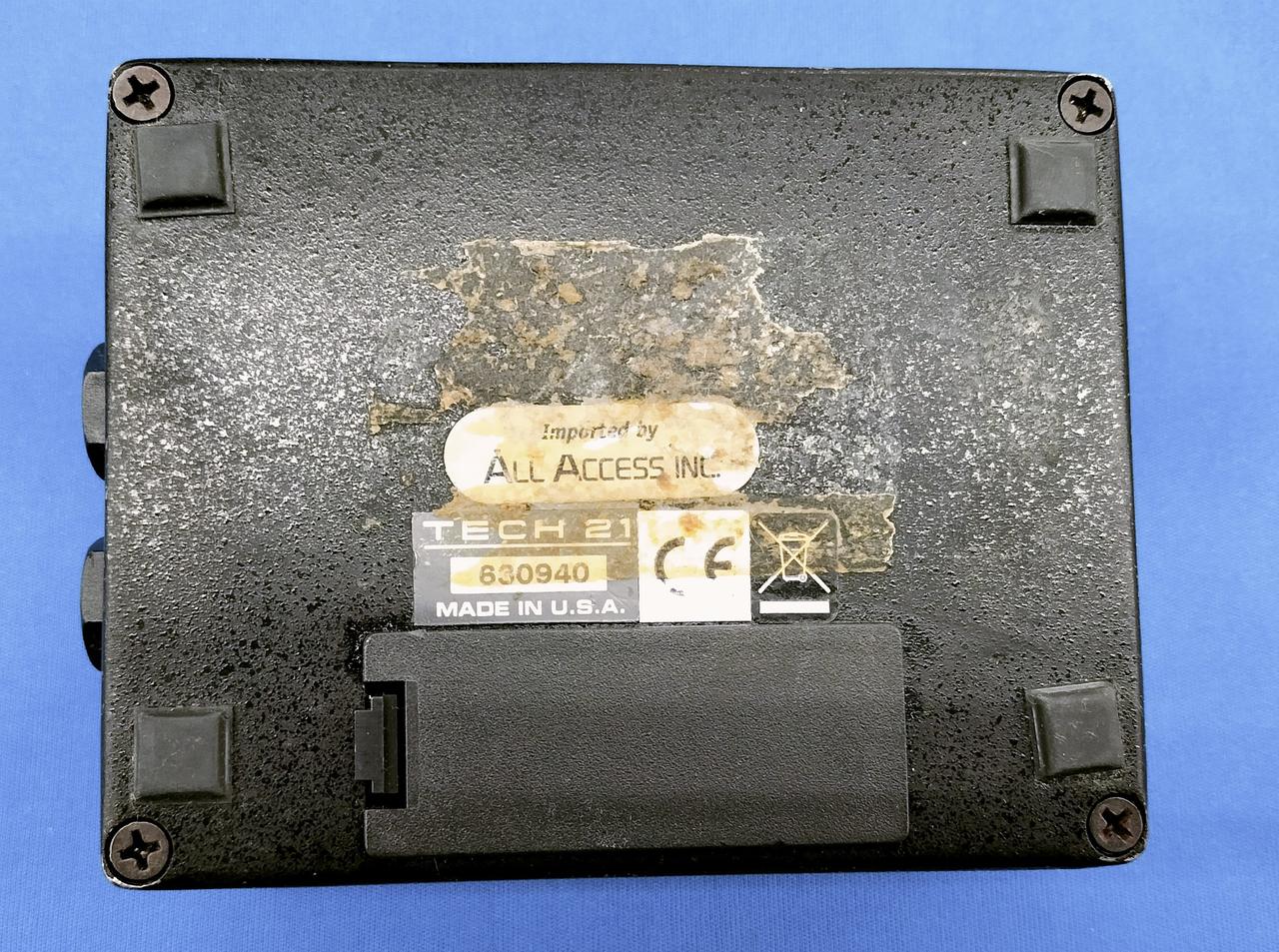 裏面にシール跡がございます。