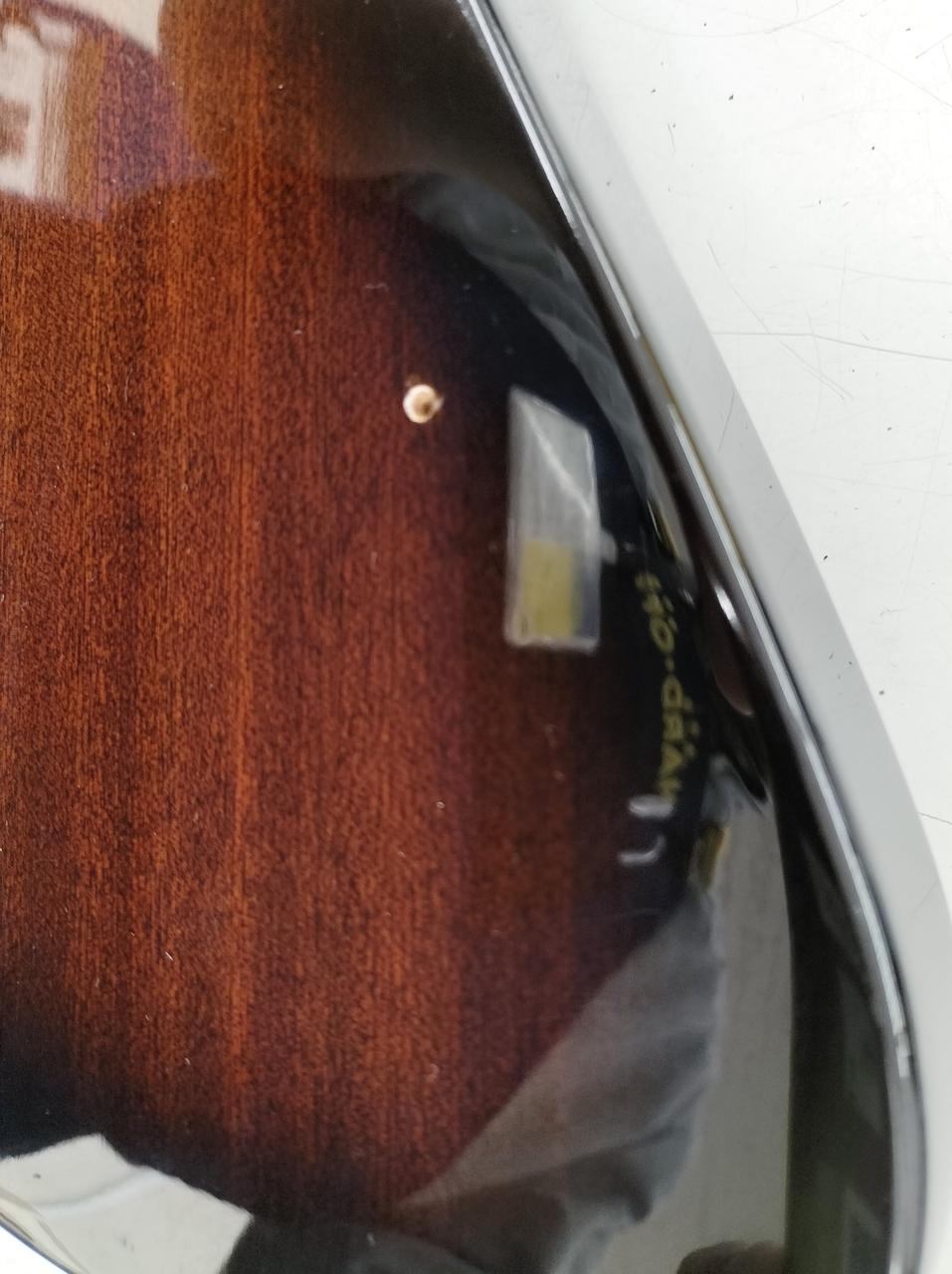 ボディ裏面にネジ跡がございます。
