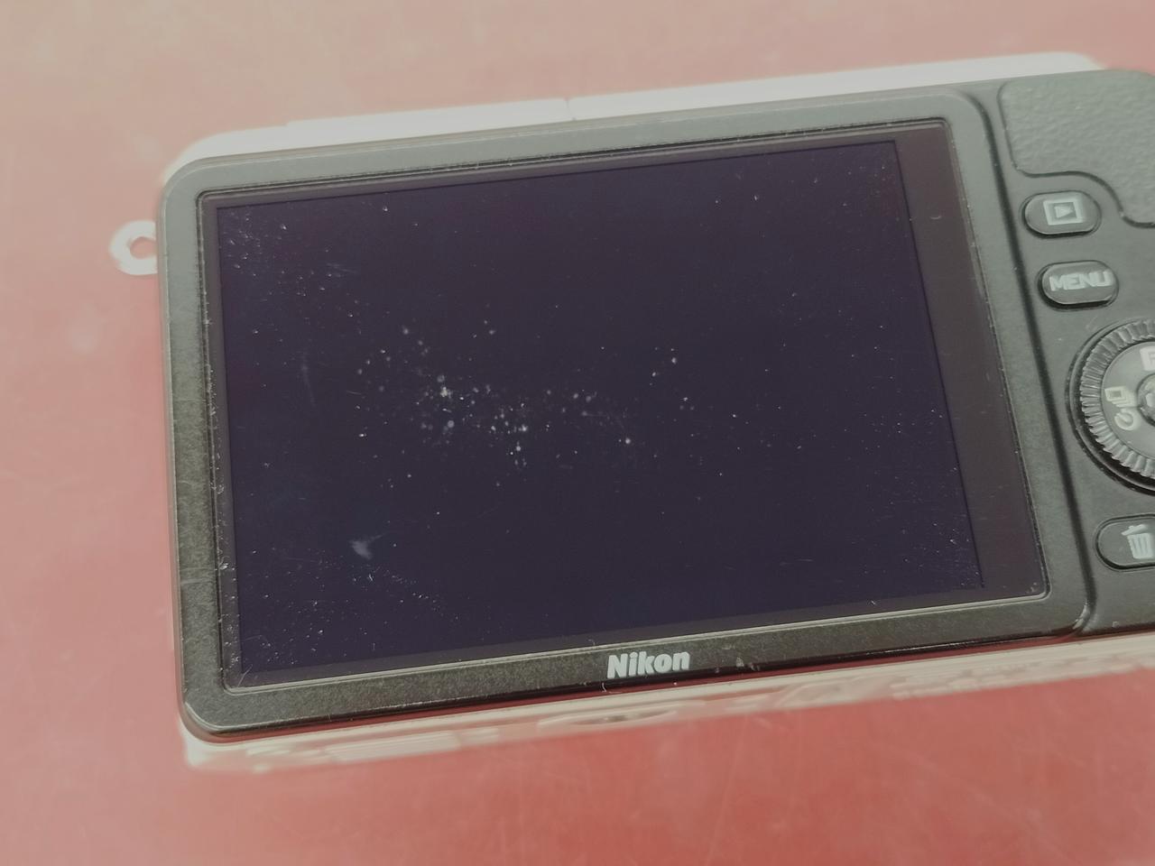 液晶内側にカビのような白い点のあり