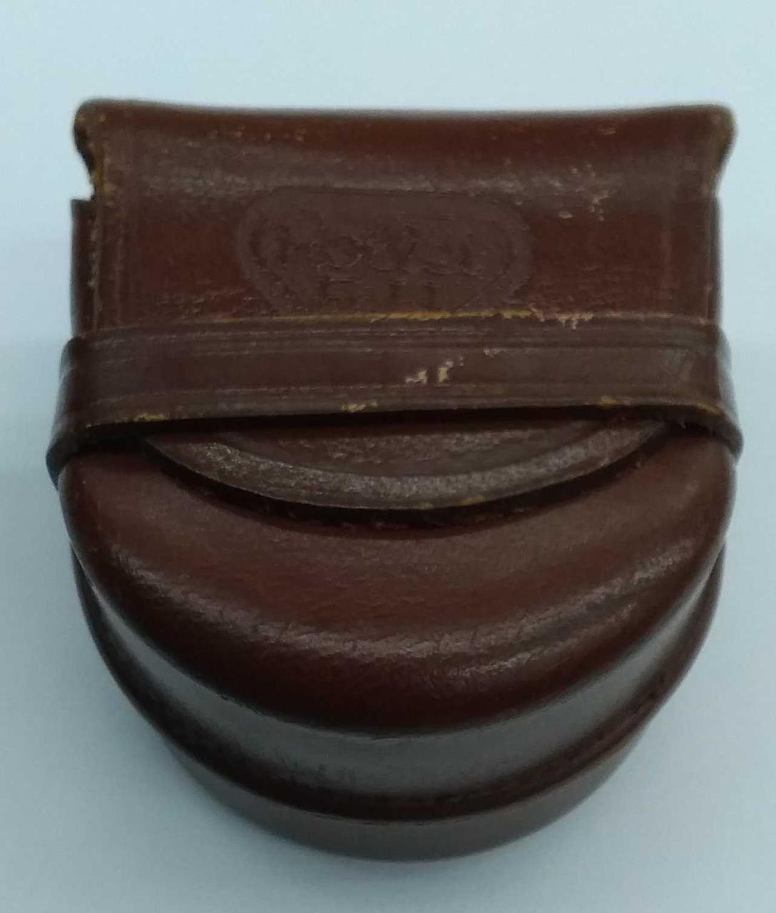 ケースは汚れや皮の劣化が目立ちます