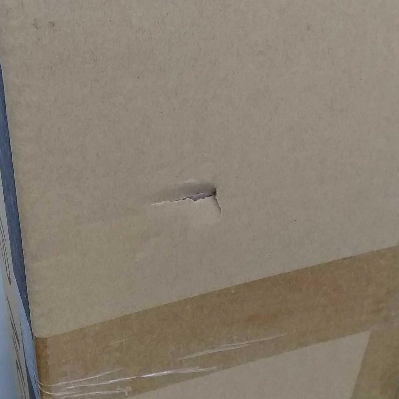 箱に潰れ、穴開きがあります