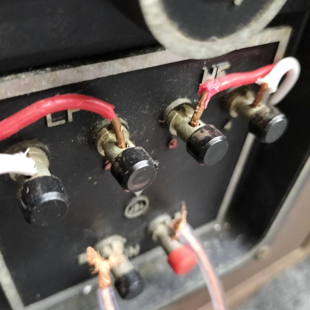 端子にくすみ、塗装剥がれがあります