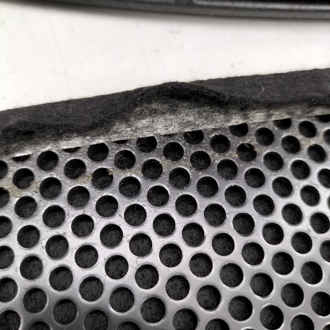 両面テープでネットに布が貼られています