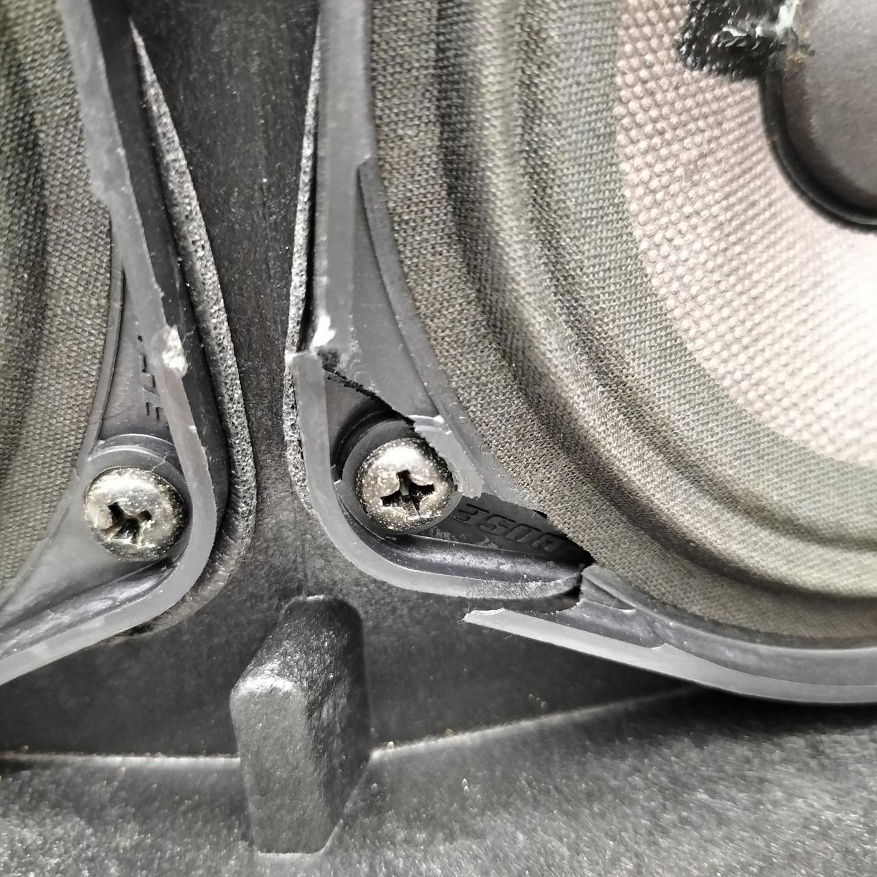 片側の一番右下のプラ部破損